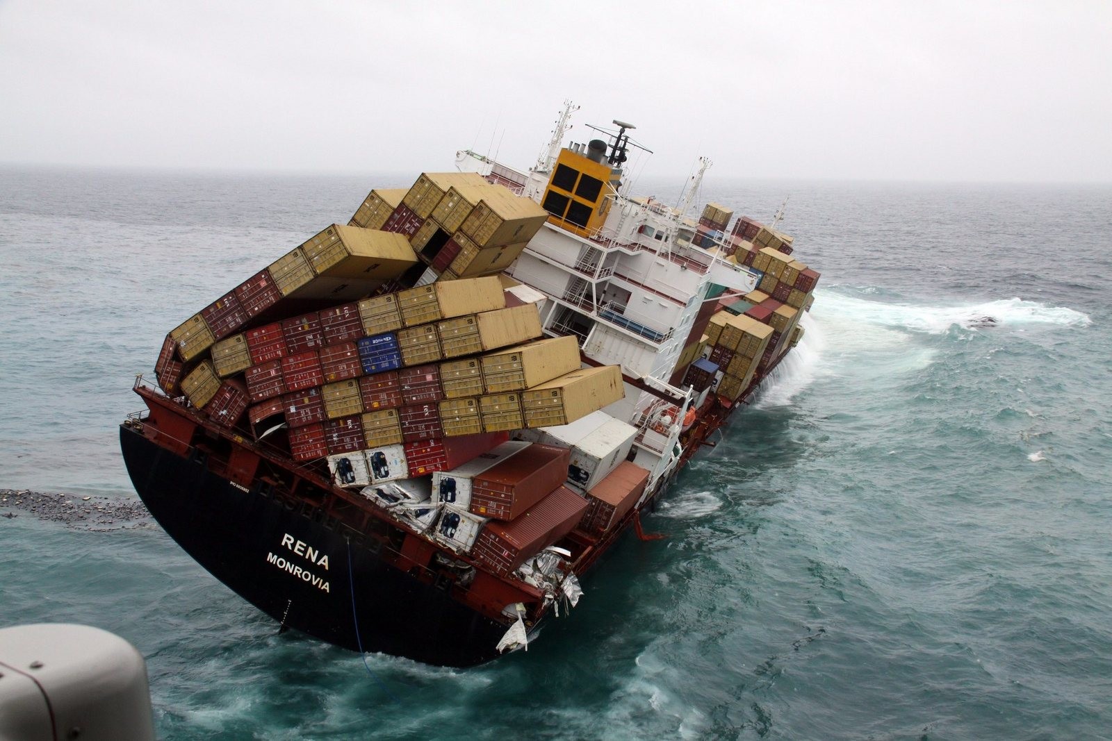 Container Ship Rolling